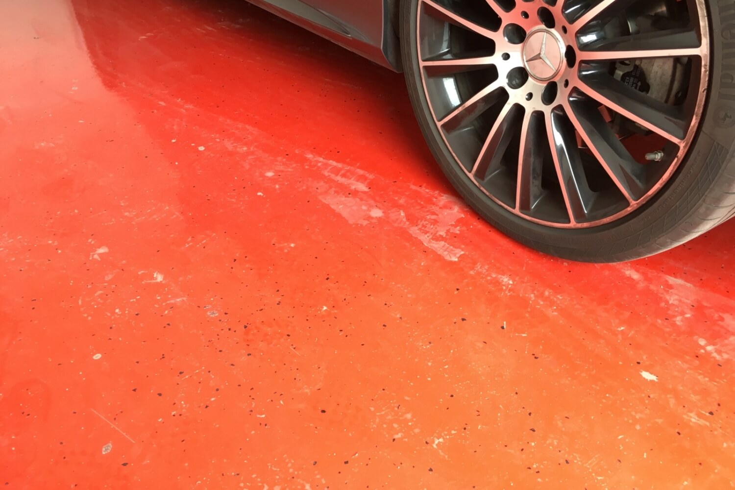 czerwona podłoga w garażu z żywicy epoksydowej